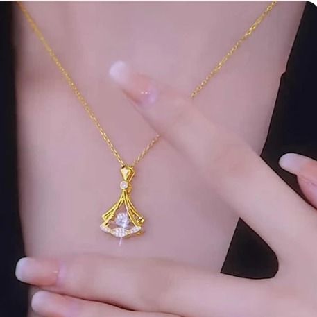قلادة مروحة مطلية بالذهب (Gold Fan Necklace)