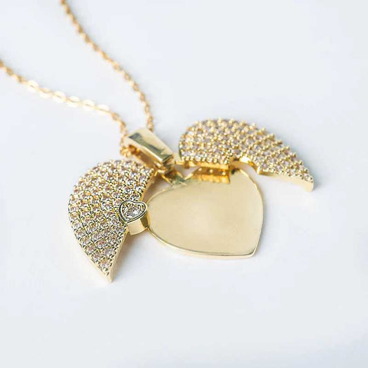 Elegant Gold Open-Close Heart Locket Necklace